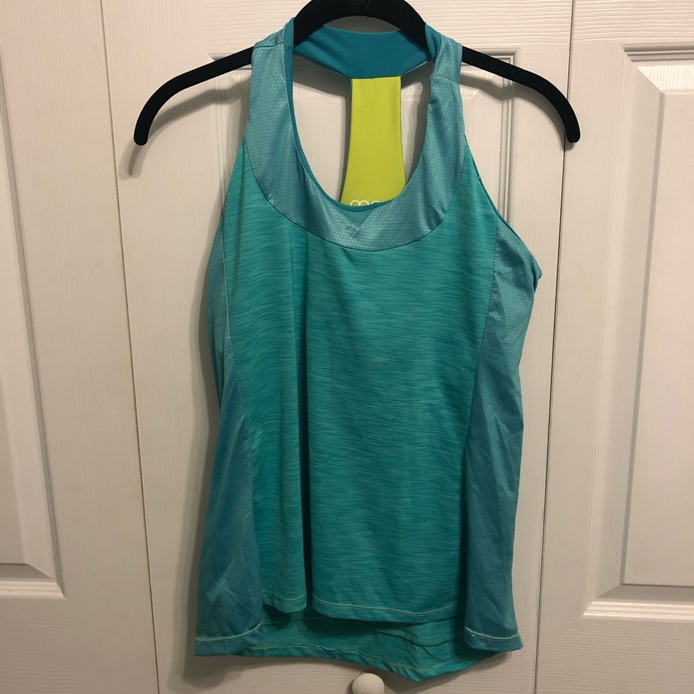 Cycling tank with storage pockets